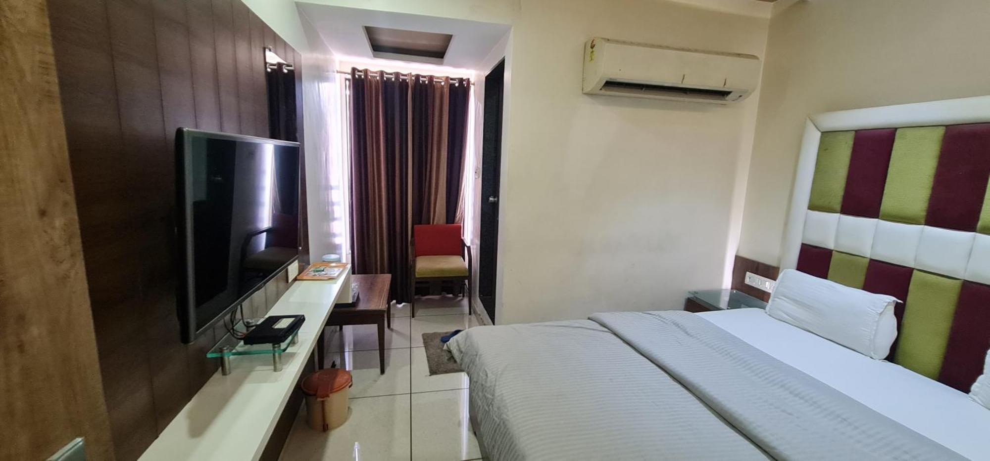 Hotel Zenith Сурат Экстерьер фото