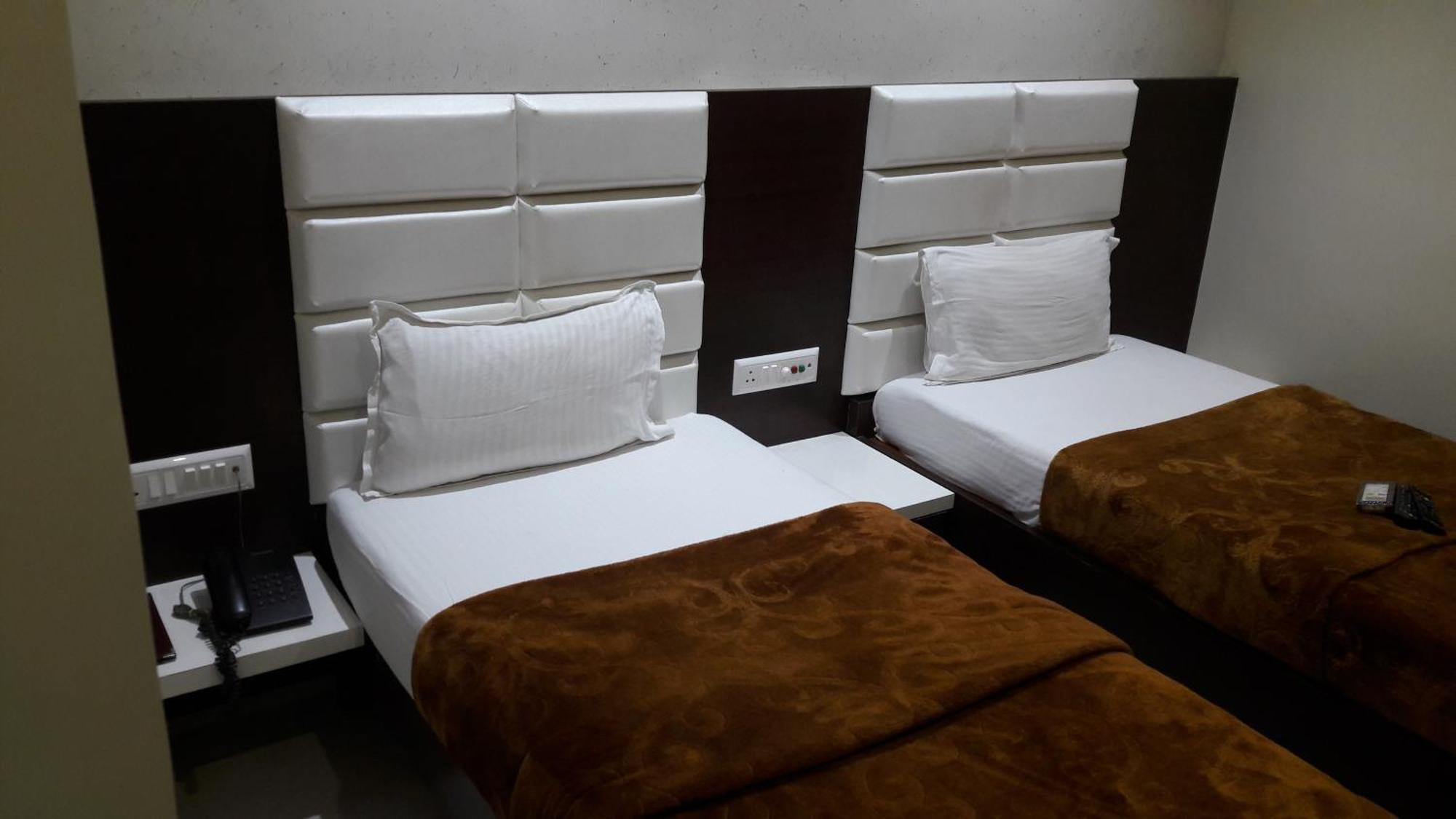 Hotel Zenith Сурат Экстерьер фото