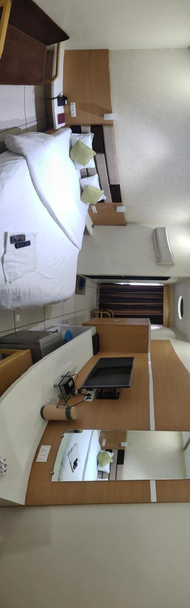 Hotel Zenith Сурат Экстерьер фото
