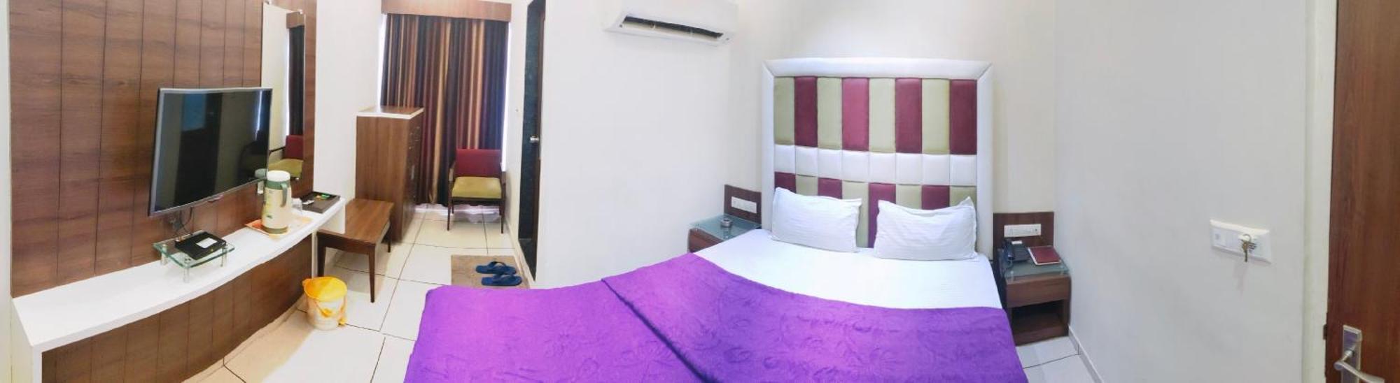 Hotel Zenith Сурат Экстерьер фото