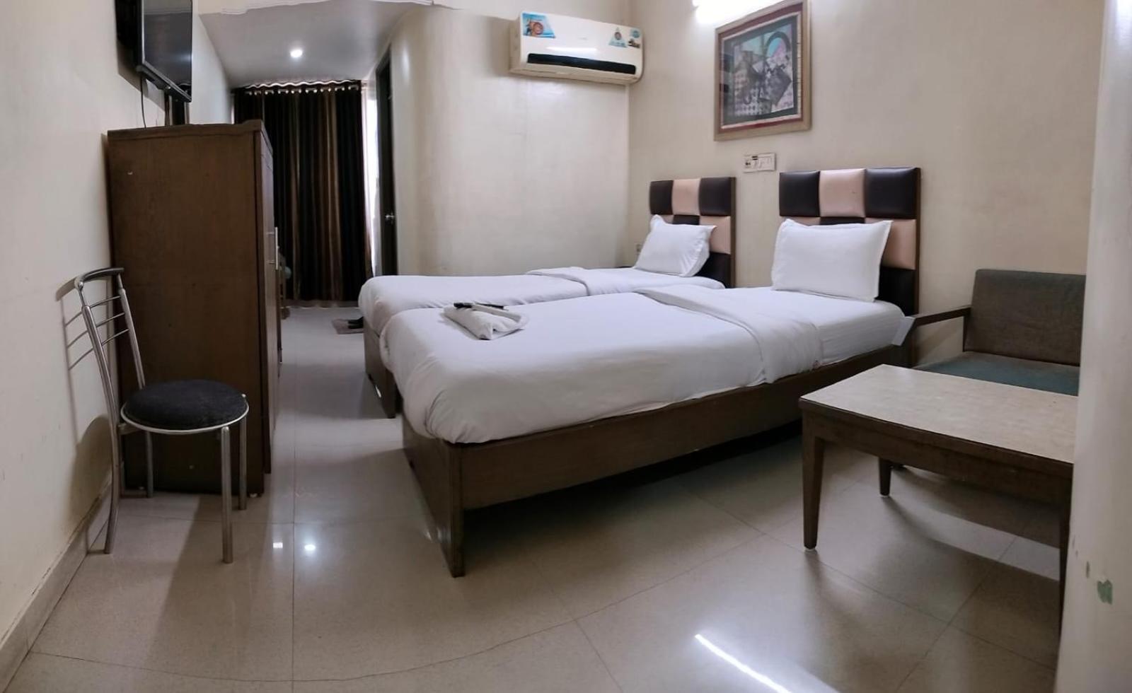 Hotel Zenith Сурат Экстерьер фото