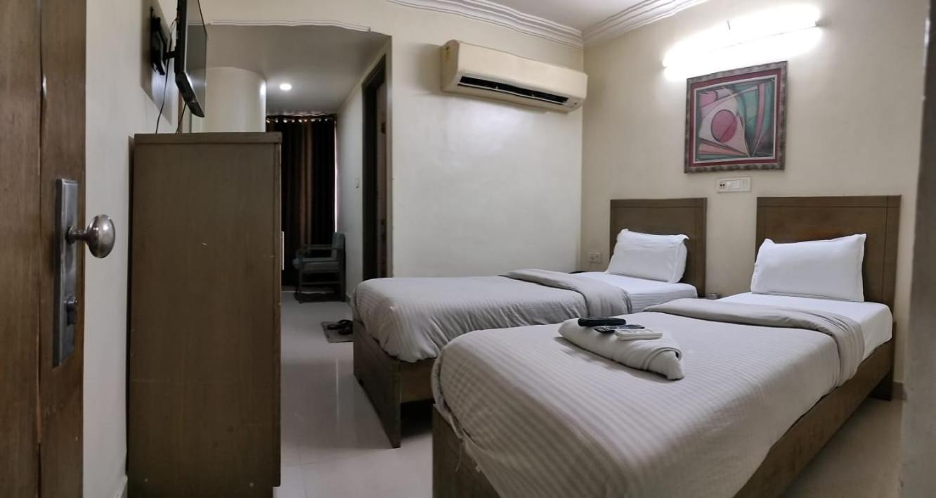 Hotel Zenith Сурат Экстерьер фото