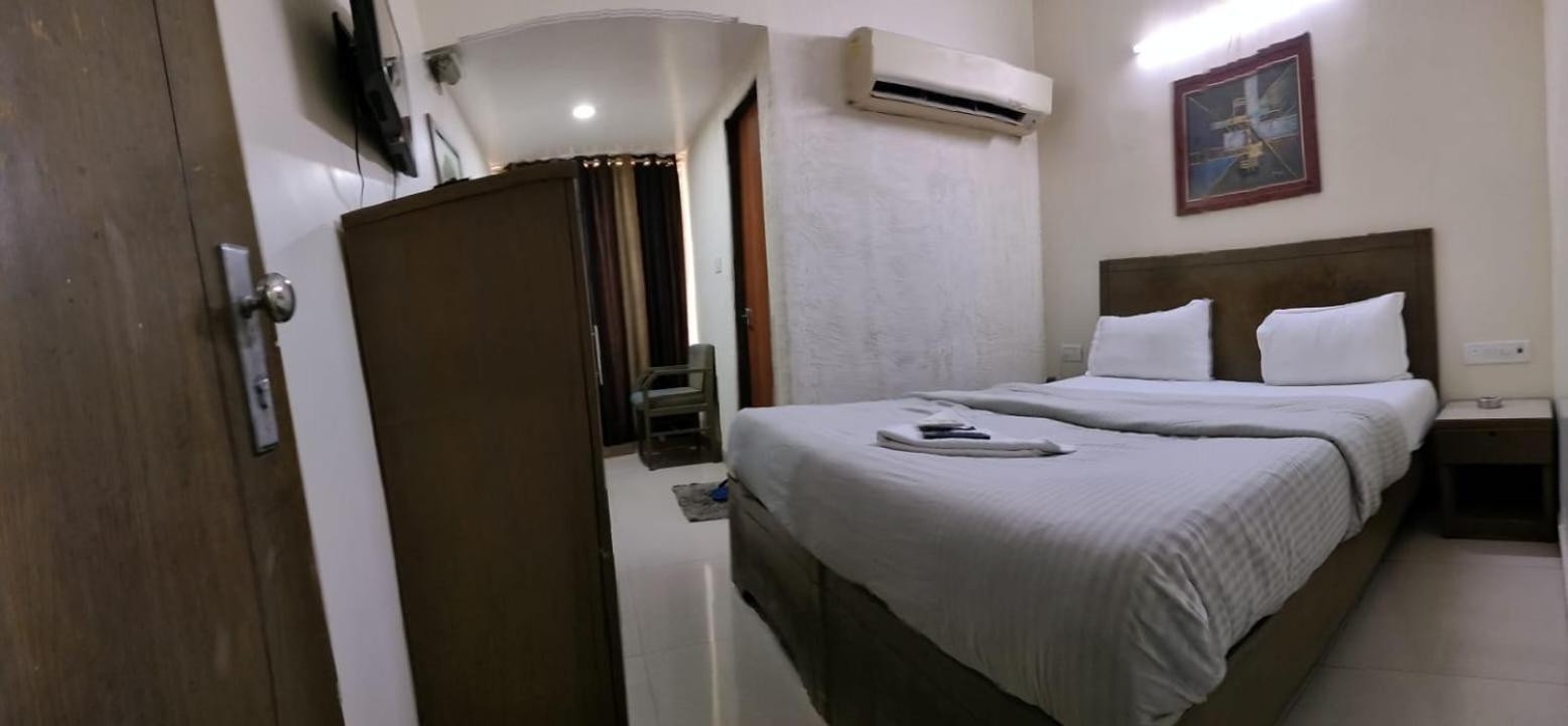 Hotel Zenith Сурат Экстерьер фото