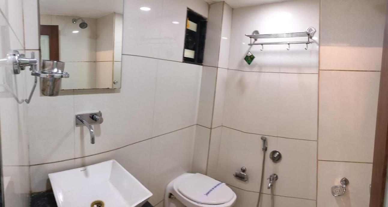 Hotel Zenith Сурат Экстерьер фото