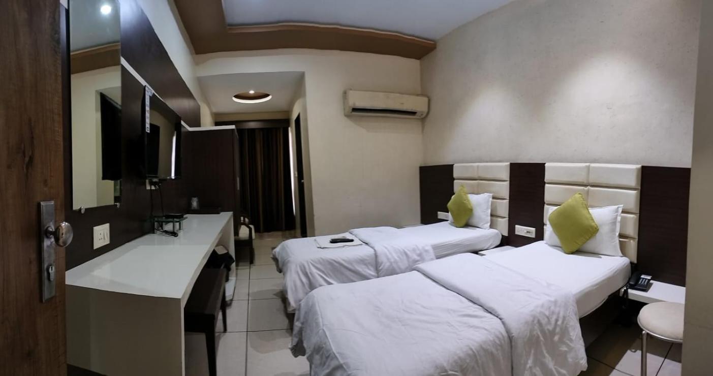 Hotel Zenith Сурат Экстерьер фото