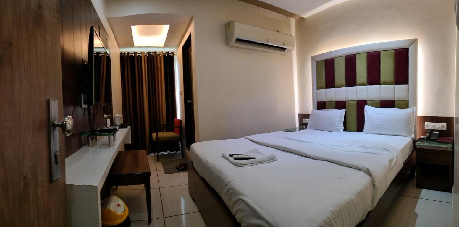 Hotel Zenith Сурат Экстерьер фото