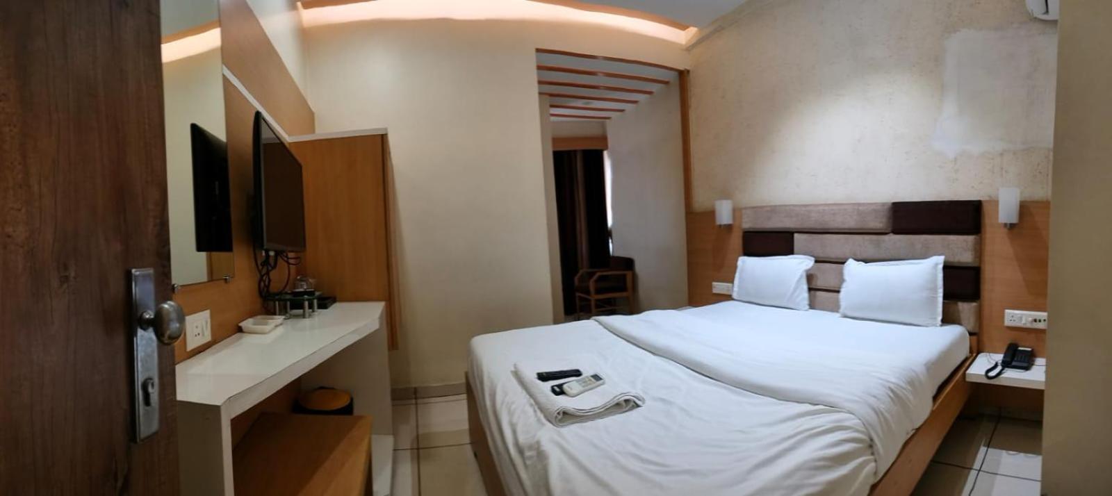 Hotel Zenith Сурат Экстерьер фото