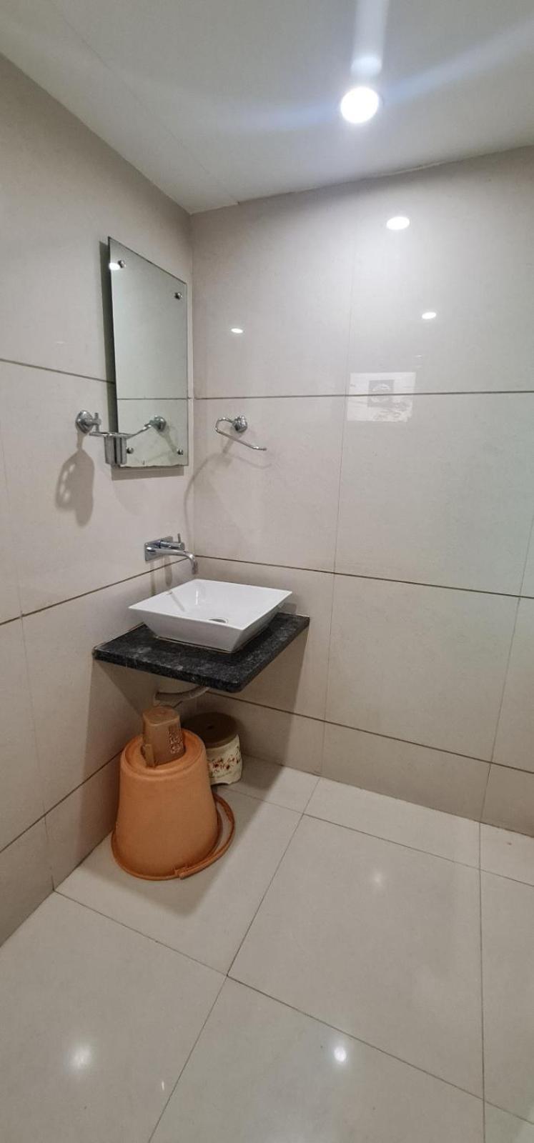 Hotel Zenith Сурат Экстерьер фото
