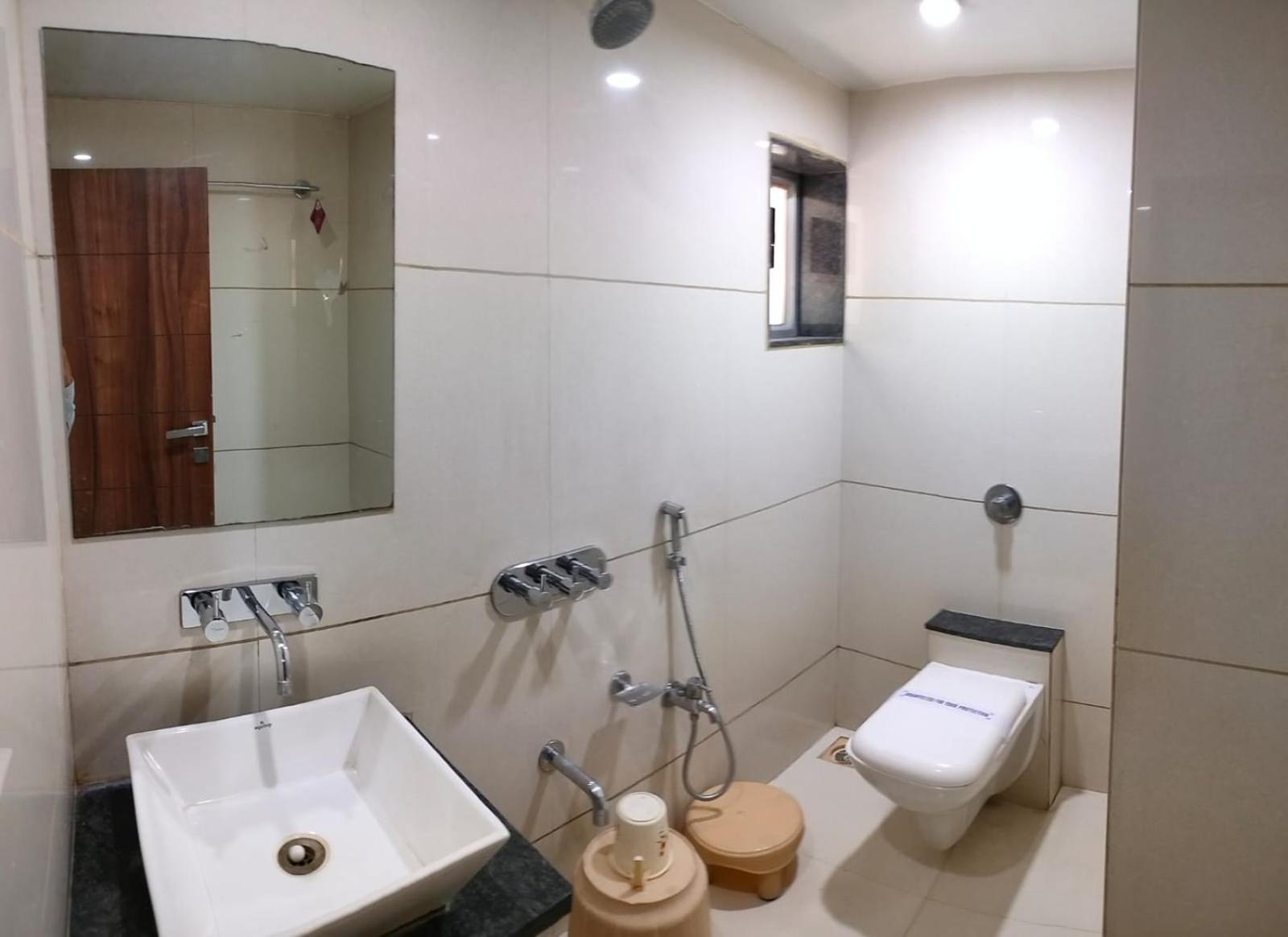 Hotel Zenith Сурат Экстерьер фото