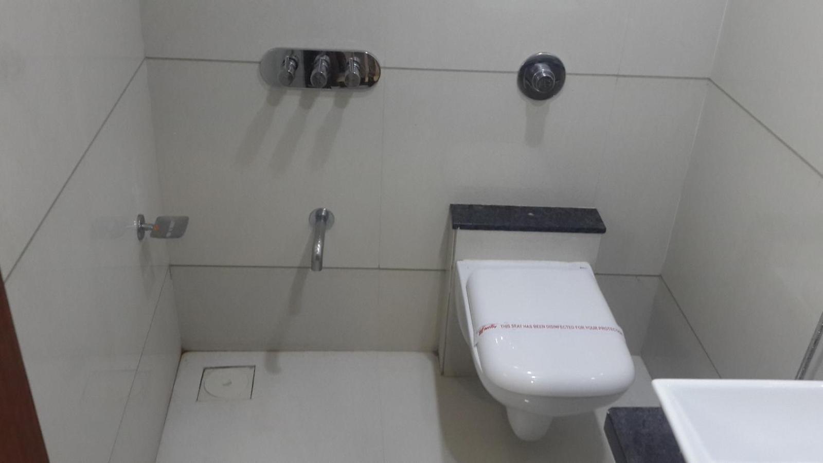 Hotel Zenith Сурат Экстерьер фото