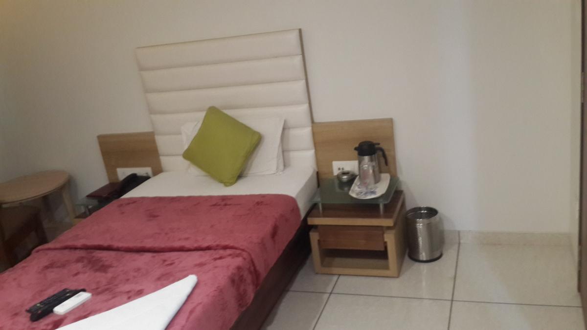 Hotel Zenith Сурат Экстерьер фото