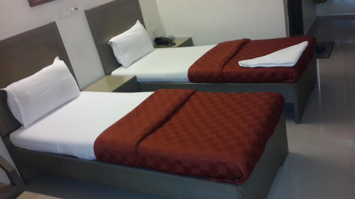 Hotel Zenith Сурат Экстерьер фото