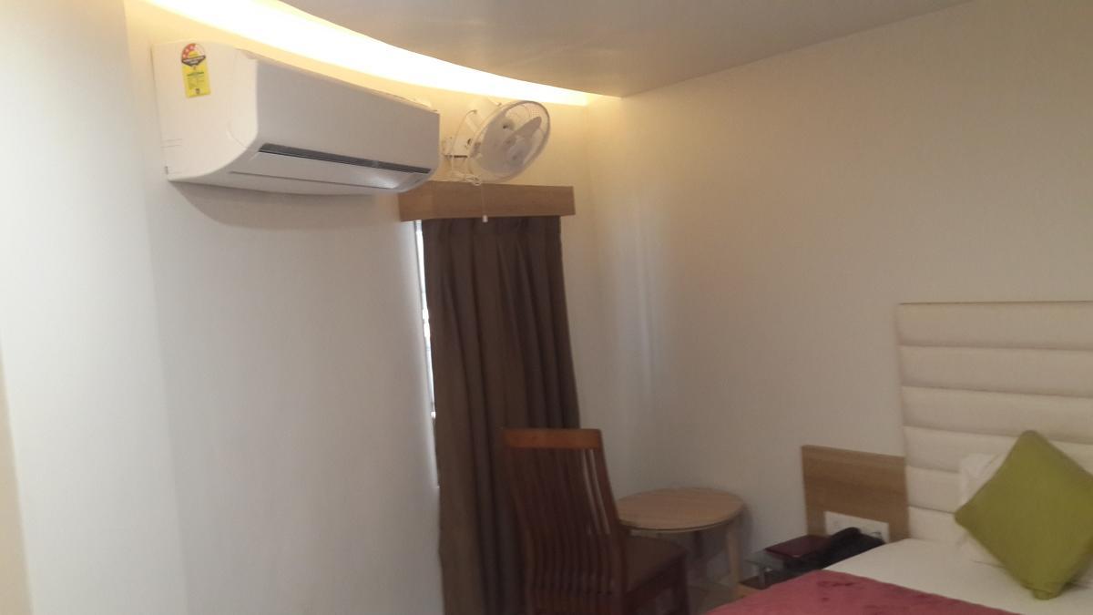 Hotel Zenith Сурат Экстерьер фото