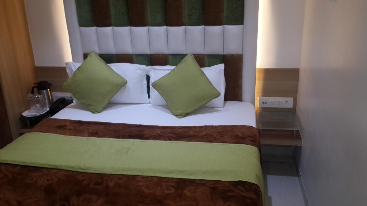 Hotel Zenith Сурат Экстерьер фото
