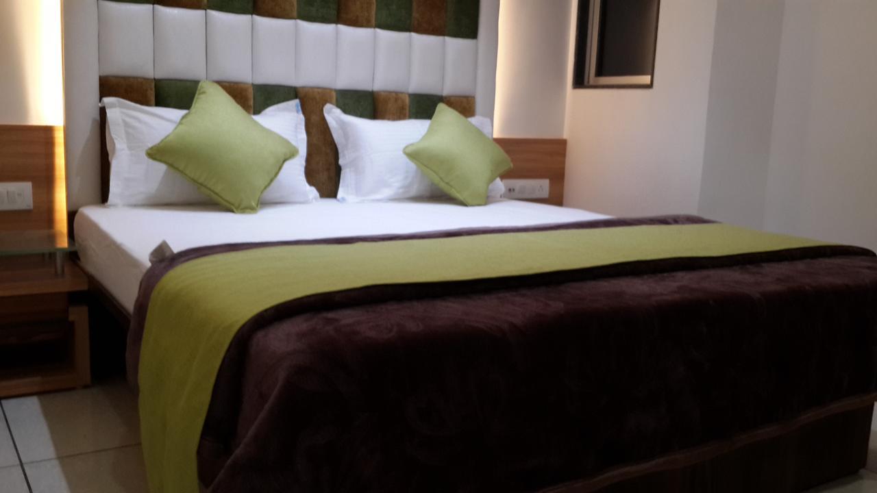 Hotel Zenith Сурат Экстерьер фото