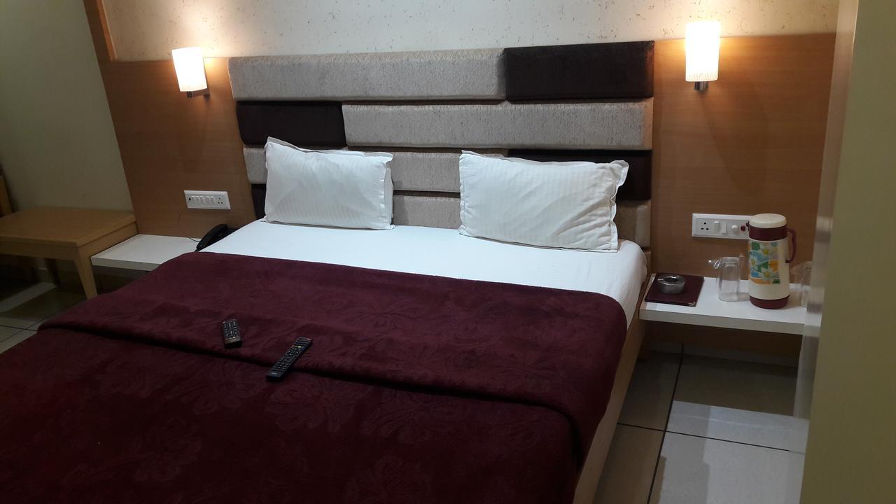 Hotel Zenith Сурат Экстерьер фото