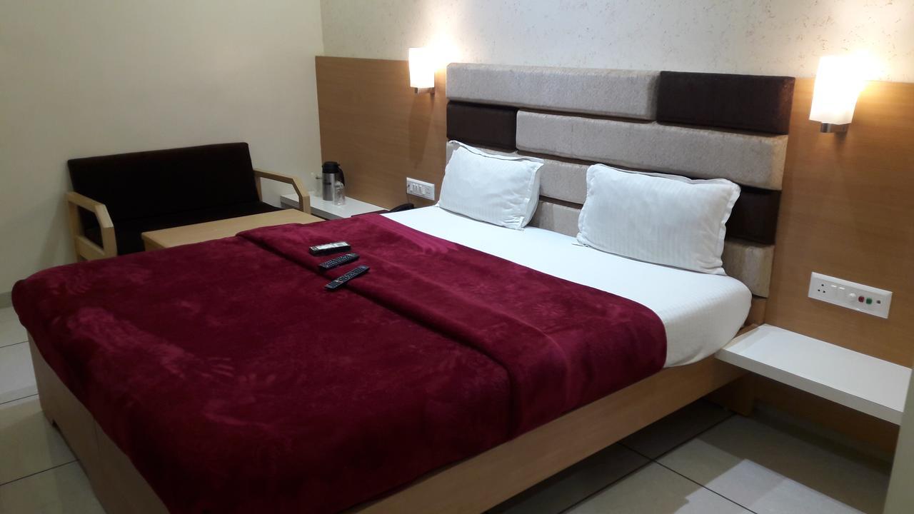 Hotel Zenith Сурат Экстерьер фото