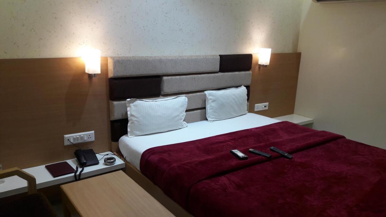 Hotel Zenith Сурат Экстерьер фото