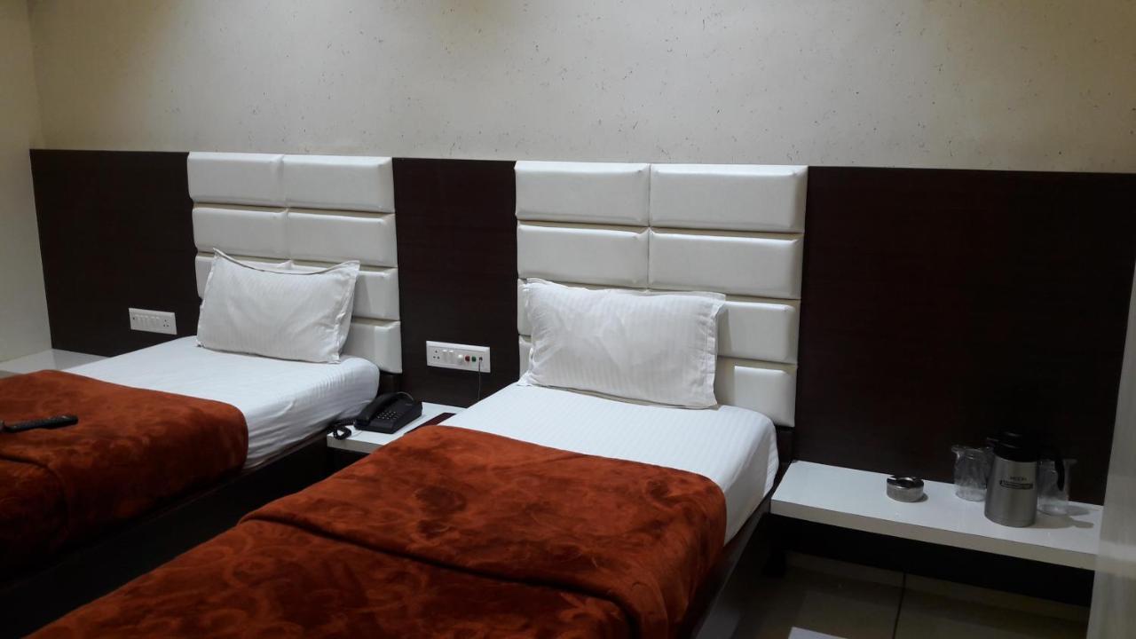 Hotel Zenith Сурат Экстерьер фото