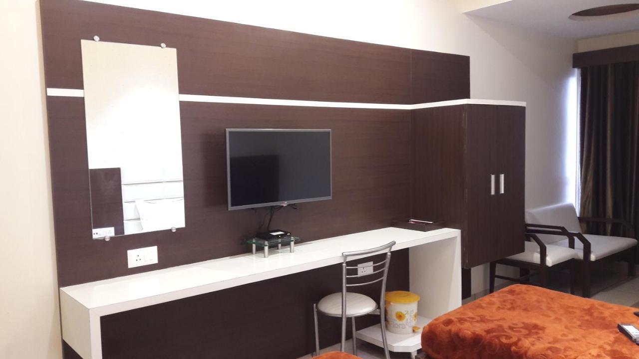 Hotel Zenith Сурат Экстерьер фото